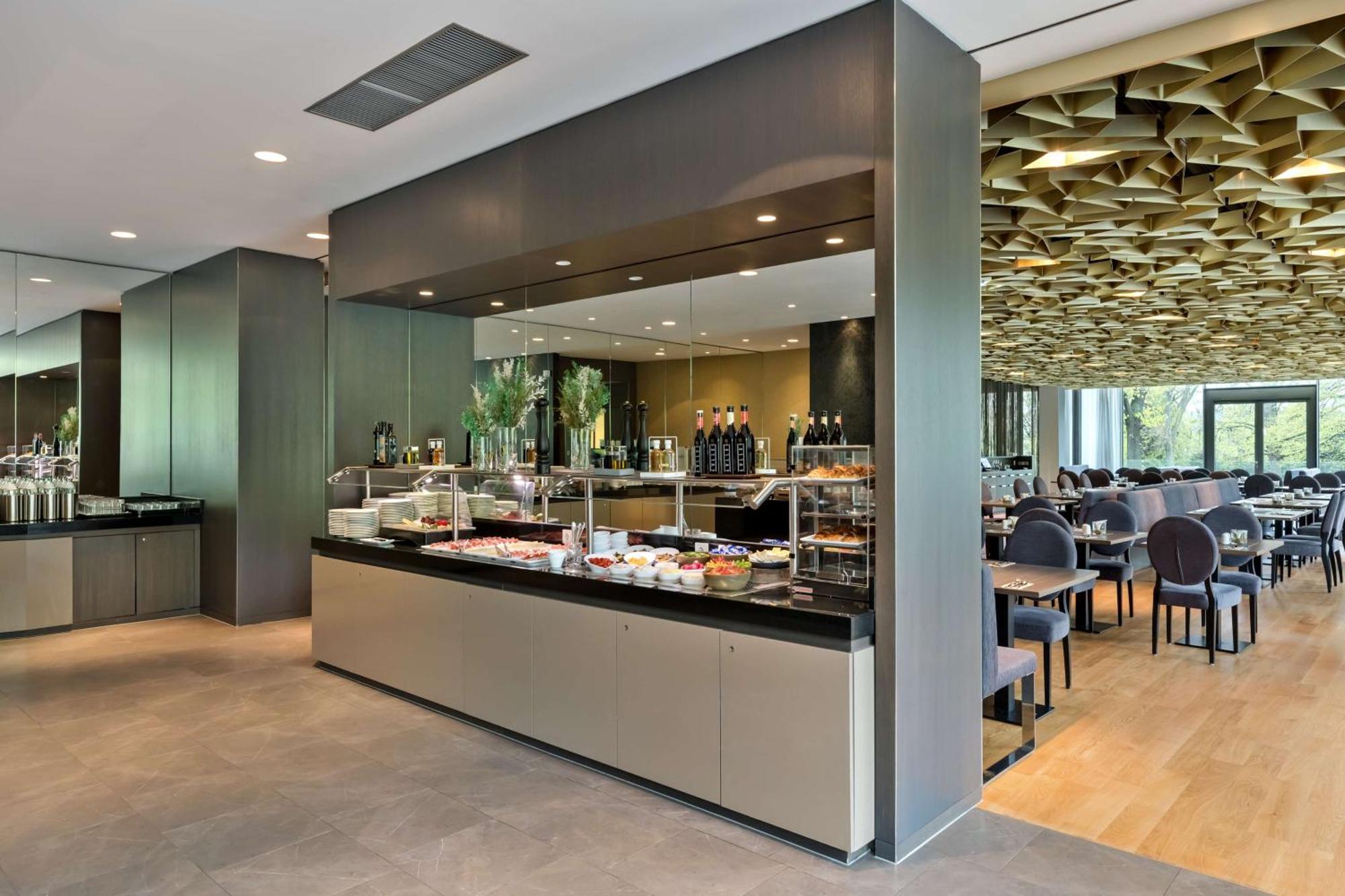 Radisson Blu Park Royal Palace